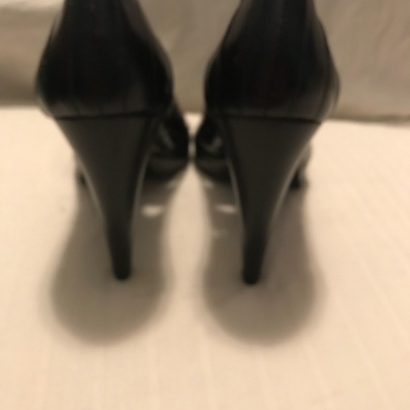 SZ 7 BCBG Girls Black leather cut out design - Picture 2 of 4